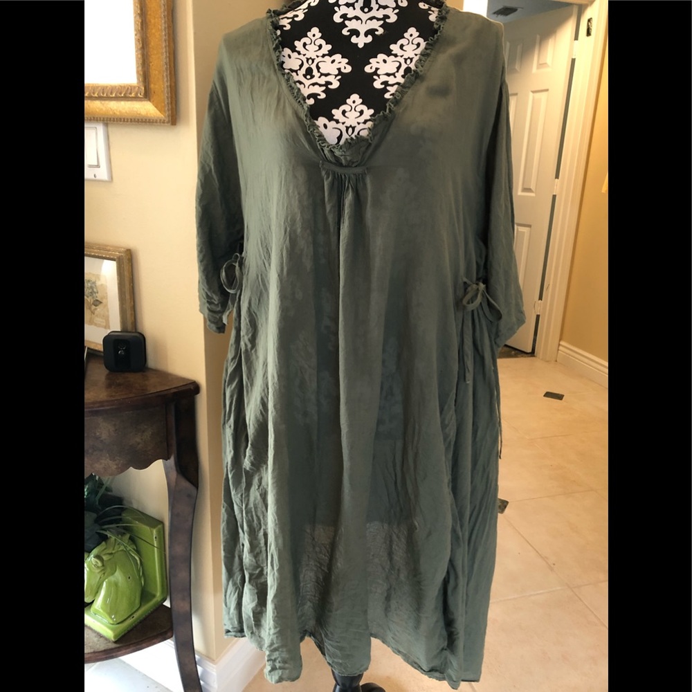 🫶JP and Mattie Stunning Boho ruffle collar, side ties, hi-lo hem tunic